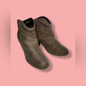 Women’s Maurice’s Brown Split Shaft Laser Cutout Heeled Ankle Boots Sz:7